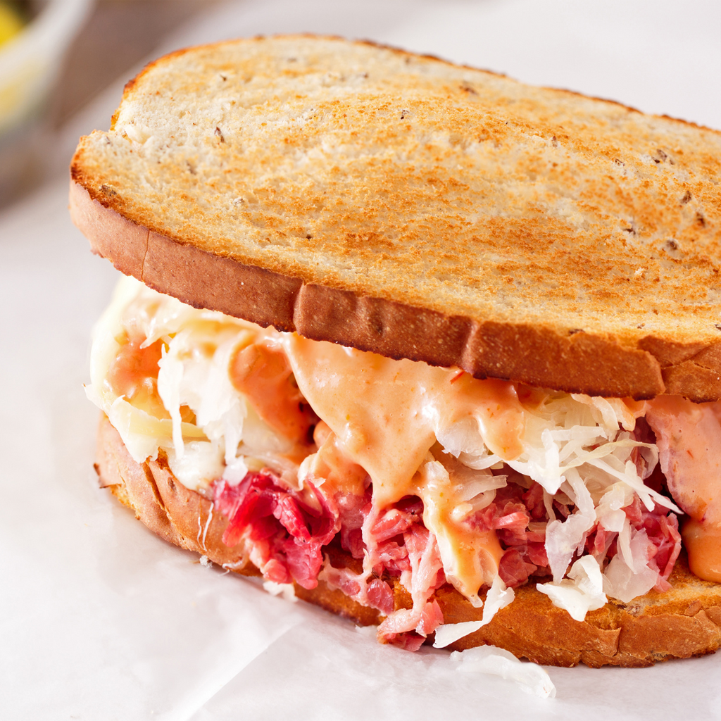Almuerzo rápido con el clásico Reuben Sandwich